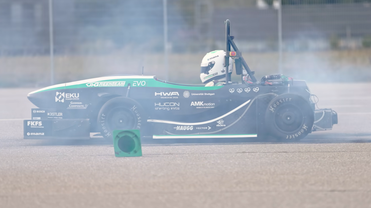 Uji coba akselerasi mobil sport listrik tercepat